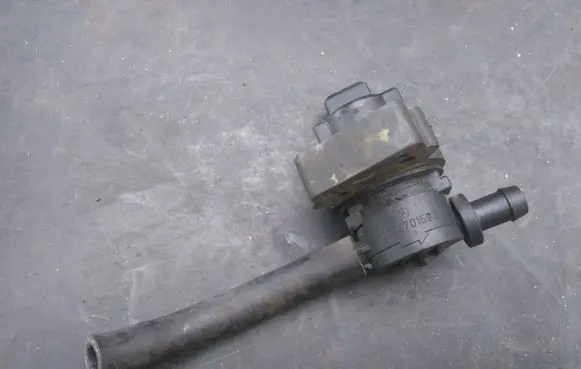 Mercedes-Benz Vito Viano W638 Electromagnetic valve A0004701593