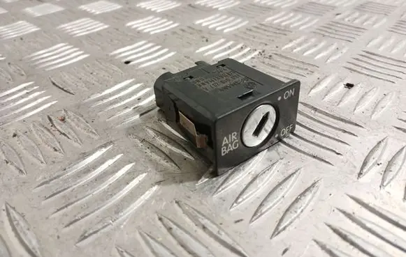 Passenger airbag on/off switch