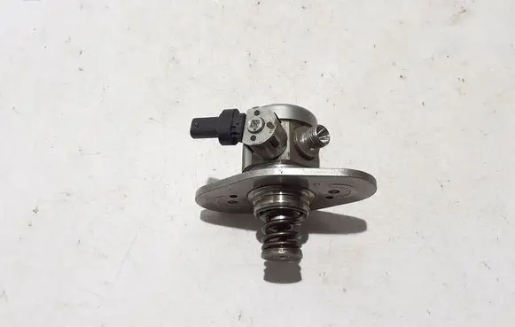 BMW 5 G30 G31 Fuel injection high pressure pump 8648177