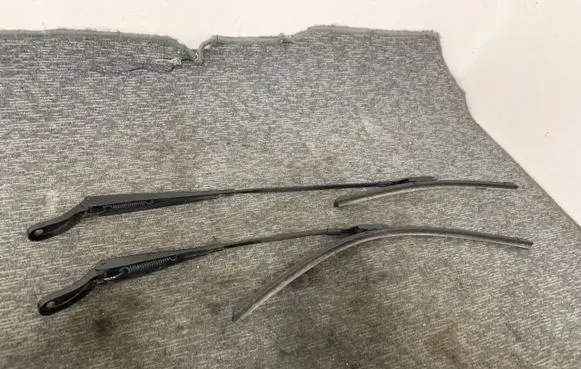 Opel Grandland X Front wiper blade arm