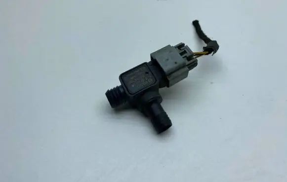 Opel Zafira C Engine mount vacuum valve 20876799 0265005321