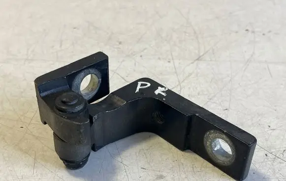 Volkswagen Touareg I Front door upper hinge 7L0831402A