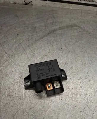 Mercedes-Benz E W211 Charging relay A0025426419 0332002167