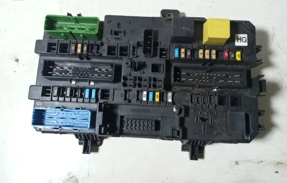 Opel Zafira B Fuse module 13206759 5DK00866950