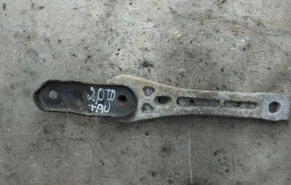 Volkswagen Touran I Engine mount bracket 1K0199855L