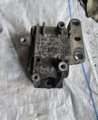 Volkswagen PASSAT B7 Engine mount bracket 1K0199262