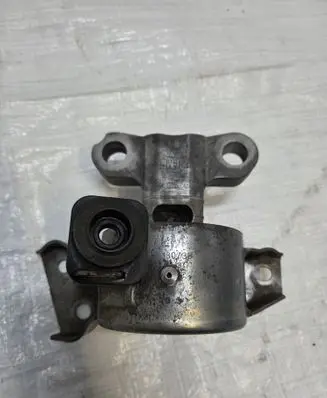Engine mount vacuum valve