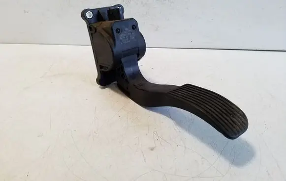 Accelerator throttle pedal