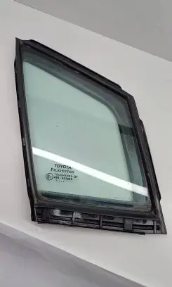Toyota Avensis T270 Front door vent window glass four-door 43R001605 T0UGHRNED