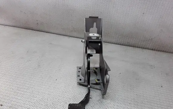Opel Antara Brake pedal