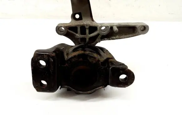 Nissan Qashqai Engine mount bracket