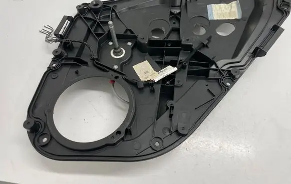 Rear door manual window regulator