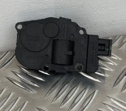 Volkswagen Touareg II Air flap motor/actuator 16450178 EFB440 29092015