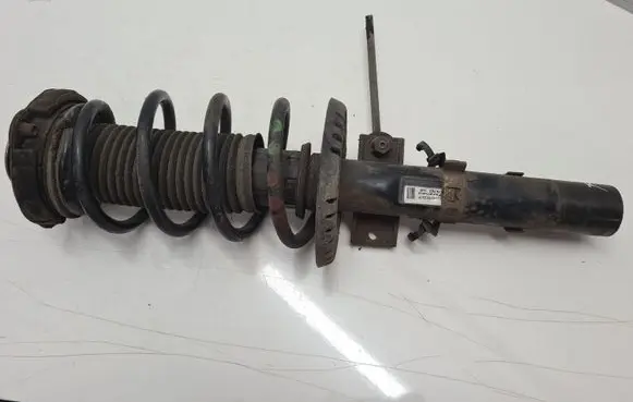 Volkswagen Polo IV 9N3 Front shock absorber/damper 6Q0413031