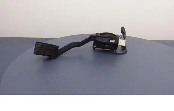 Accelerator throttle pedal