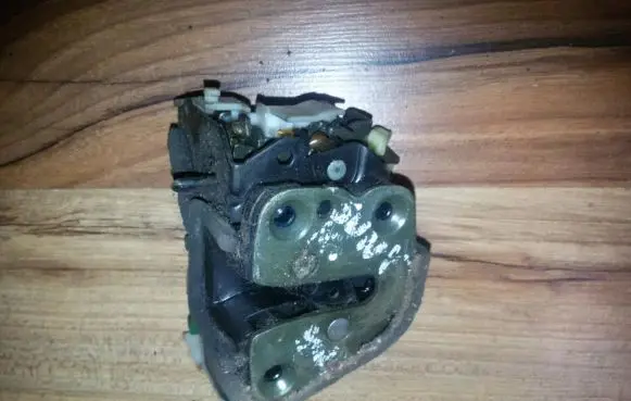Nissan Sunny Rear door lock