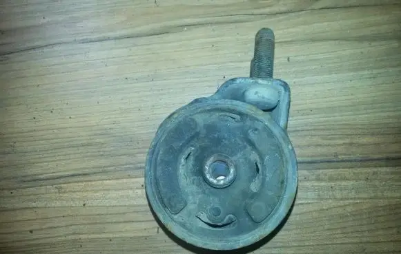 Mazda 323 Engine mount bracket