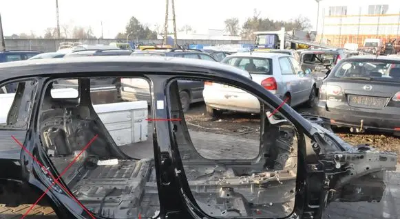 Mercedes-Benz EQB Pillar (middle) 