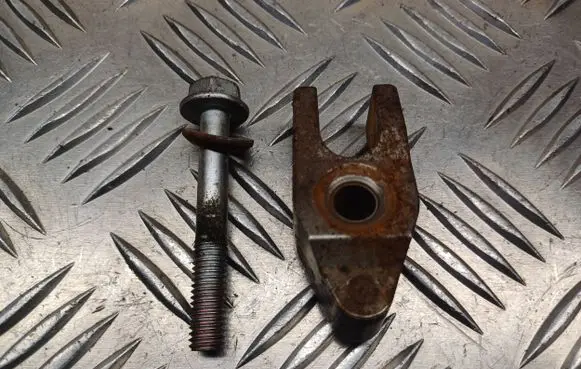 Toyota Yaris Fuel Injector clamp holder 