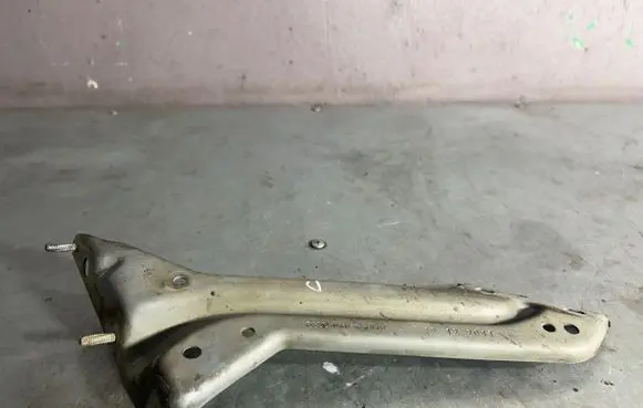 Audi Q5 SQ5 Fender mounting bracket 8R0821136