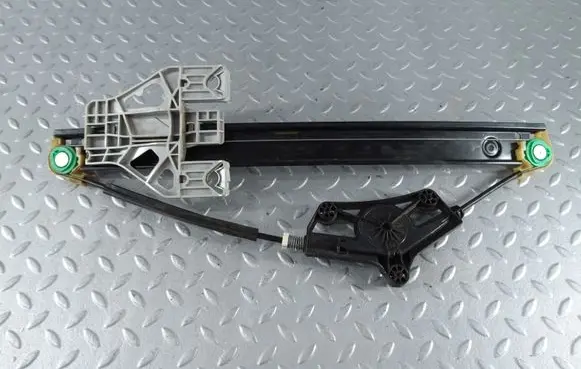 Rear window lifting mechanism without motor