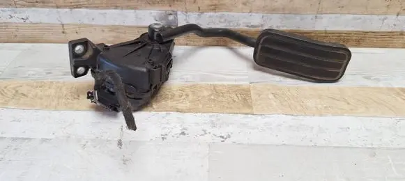 Accelerator throttle pedal