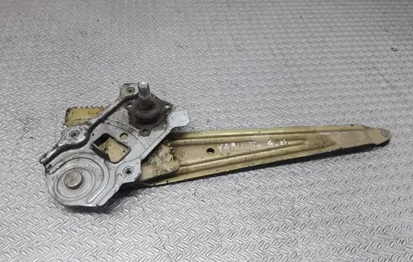 Rear door manual window regulator