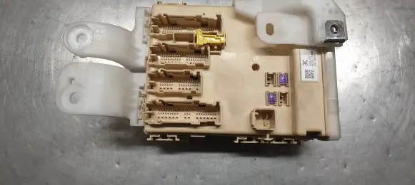 Toyota Auris E180 Fuse module 8273012X80A 3CC32HKK 63583367