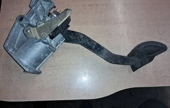 Mercedes-Benz W123 Brake pedal 1232900219