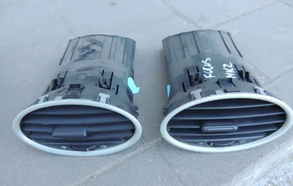 Ford Focus Dashboard side air vent grill/cover trim 4M51A014L21AD