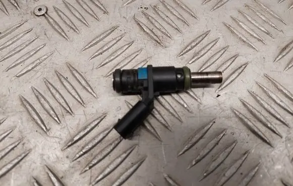 Audi Q7 4M Fuel injector 06E906031A 06E095D