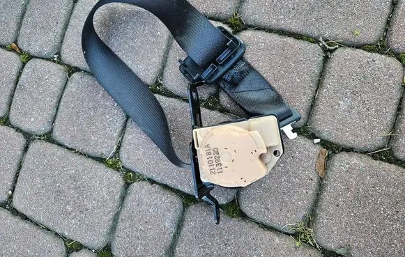 Middle seatbelt (rear)