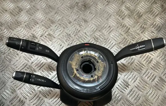 Wiper turn signal indicator stalk/switch