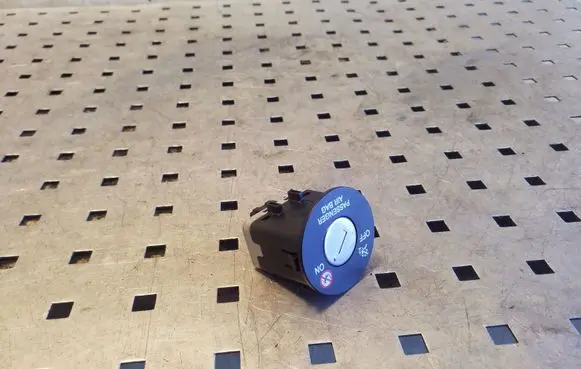 Passenger airbag on/off switch