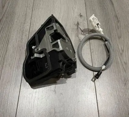 BMW 5 E60 E61 Front door lock 7167074