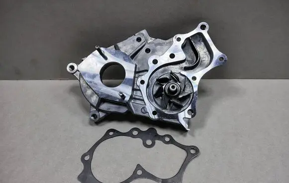 Toyota Avensis T250 Water pump 1610029185