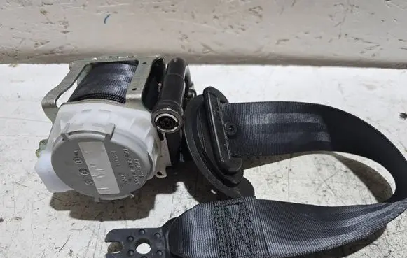 Rear seatbelt