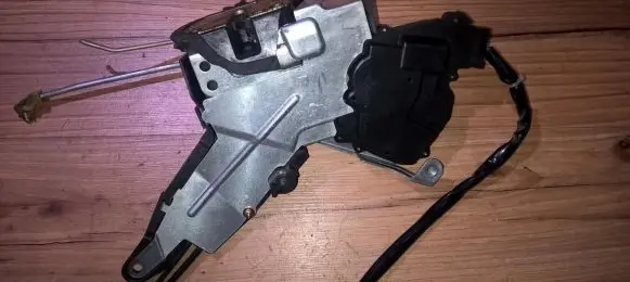 Lexus IS 200-300 Front door lock