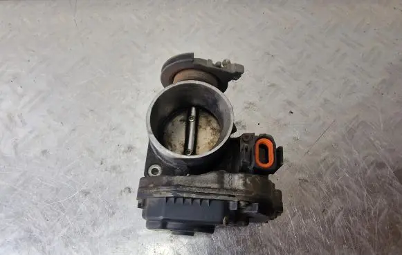 Volkswagen PASSAT B5 Throttle valve 058133063M