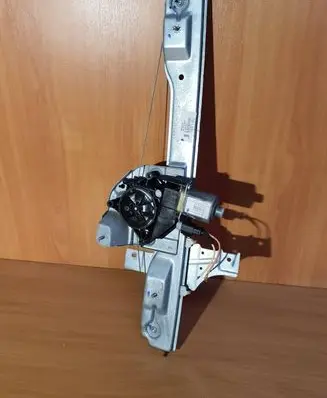 Peugeot 208 Front door window regulator with motor 9673154380 A0020501 37223000