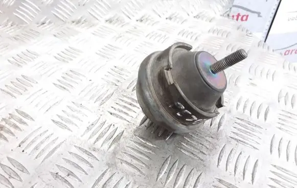 Peugeot 406 Engine mount bracket