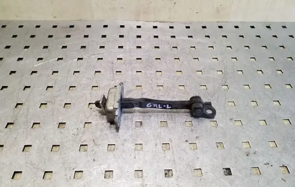 Nissan Qashqai Rear door check strap stopper