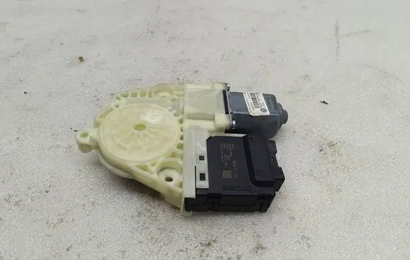 Volkswagen PASSAT B7 Rear door window regulator motor 3AA959704 988756301 3AE839462
