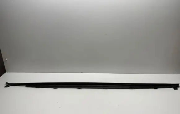 Ford Mustang VI Front door glass trim molding FR3B6321452
