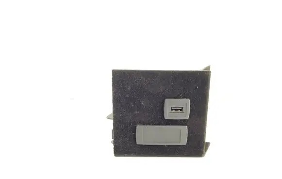 Mercedes-Benz E W212 USB socket connector A2128210911