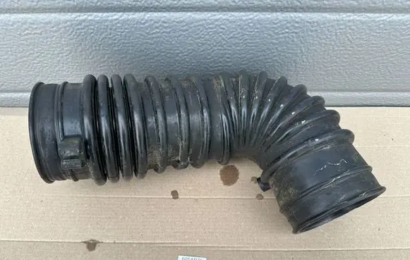 Nissan Patrol Y60 Air intake hose/pipe 1657822J10