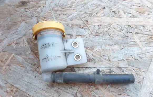 Brake fluid reservoir