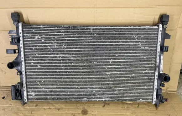 Opel Insignia A Coolant radiator 13241725