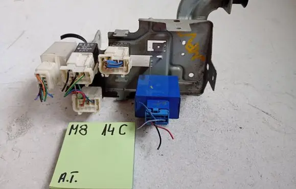 Mazda MPV II LW Relay mounting block B150