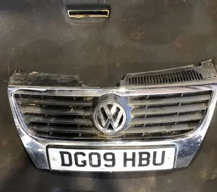 Volkswagen PASSAT B6 Front bumper upper radiator grill 3C0853651